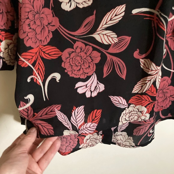 🌞Banana Republic Black & Mauve Floral 3/4 Split Bell Sleeve Button Back Blouse - Picture 7 of 8